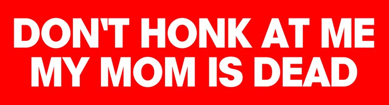 Op de afbeelding: Rode en witte bumper sticker met de tekst "DON'T HONK AT ME MY MOM IS DEAD".