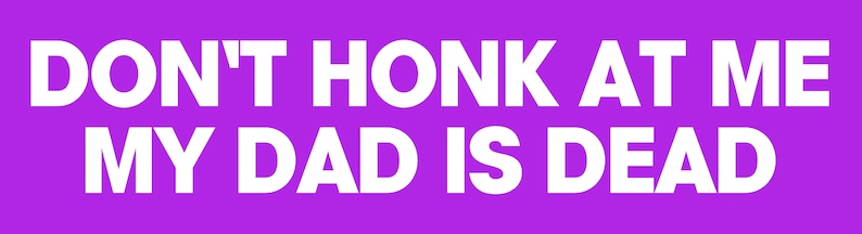 Peut inclure: Fond violet avec du texte blanc qui dit "DON'T HONK AT ME MY DAD IS DEAD".