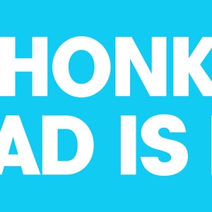 Peut inclure: Un fond bleu vif avec du texte blanc qui dit "DON'T HONK AT ME MY DAD IS DEAD".