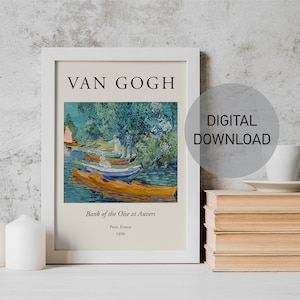 Pode incluir: Um download digital de uma pintura de Vincent van Gogh intitulada "Margem do Oise em Auvers". A pintura retrata uma cena de rio com barcos e pessoas em uma paisagem com árvores verdes. A pintura está em uma moldura branca com o nome do artista e o título da pintura.