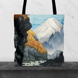 高橋宏明 - 愛鷹山麓のトートバッグ、布製バッグ、全面プリントバッグ、キャリーバッグ、日常使いのアクセサリー。日本の風景画