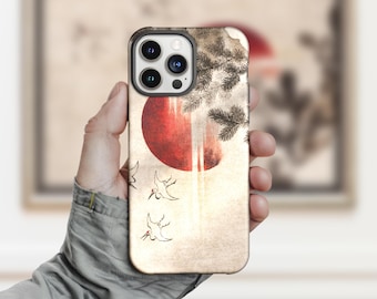 Peut inclure: Coque de téléphone avec un motif d'inspiration japonaise. Elle présente un grand soleil rouge, des grues stylisées et des branches. L'étui a un fond neutre et un bord noir, avec une découpe pour appareil photo multi-lentilles.