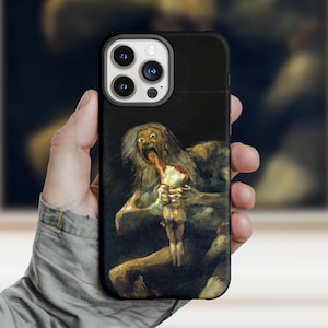 Puede incluir: Funda de teléfono negra con una pintura de una figura devorando a otra. La obra de arte representa una escena grotesca con un fondo oscuro y colores apagados. La funda tiene un acabado brillante y un recorte para la cámara.
