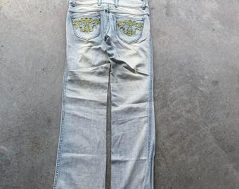 Vaqueros vintage Pepe Jeans London para mujer con lavado claro, ligeros, acampanados y bordados