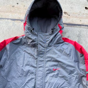 VTG Y2K Nike Herrenjacke Puffjacke Fleece gefüttert grau und rot Gr. XL Bild 2