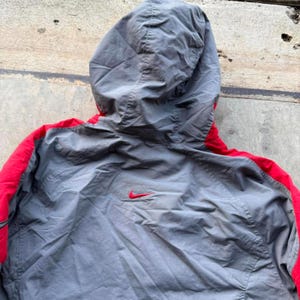 VTG Y2K Nike Herrenjacke Puffjacke Fleece gefüttert grau und rot Gr. XL Bild 4