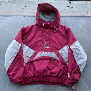 Pode incluir: Casaco anoraque com capuz bordô e branco com a palavra "ALABAMA" na frente. O casaco tem capuz com cordão, um bolso frontal e detalhes brancos nas mangas. O logotipo do Alabama é visível.
