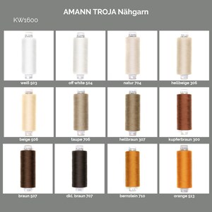 Può includere: Una collezione di 12 bobine di filo in vari colori, tra cui bianco, beige, marrone, arancione e rame. Le bobine sono etichettate con i loro nomi di colore e i numeri corrispondenti. Il testo "AMANN TROJA Nähgarn" e "KW1600" è visibile nella parte superiore dell'immagine.
