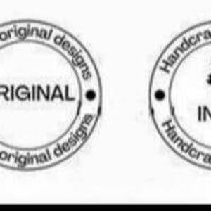 Peut inclure: Quatre tampons circulaires noirs et blancs avec du texte. Le premier tampon indique "92.5 Certified Silver Purity 92.5 92.5 Certified Silver". Le deuxi&egrave;me tampon indique "1500+ original designs ORIGINAL 1500+ original designs". Le troisi&egrave;me tampon indique "Handcrafted in India INDIA Handcrafted in India". Le quatri&egrave;me tampon indique "We ship worldwide We ship worldwide" et comporte une ic&ocirc;ne de globe terrestre et de camion.