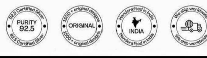 Peut inclure: Quatre tampons circulaires noirs et blancs avec du texte. Le premier tampon indique "92.5 Certified Silver Purity 92.5 92.5 Certified Silver". Le deuxi&egrave;me tampon indique "1500+ original designs ORIGINAL 1500+ original designs". Le troisi&egrave;me tampon indique "Handcrafted in India INDIA Handcrafted in India". Le quatri&egrave;me tampon indique "We ship worldwide We ship worldwide" et comporte une ic&ocirc;ne de globe terrestre et de camion.