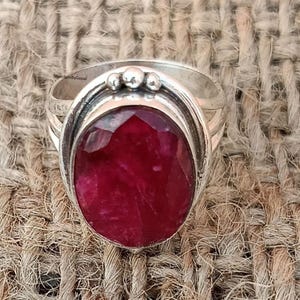 Anillo de rubí indio con diseño de banda sólida, hecho a mano, anillos ovalados de rubí en plata de ley 925.