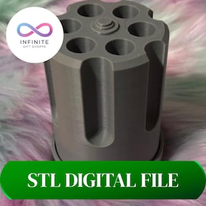 Könnte beinhalten: Ein graues, zylindrisches Objekt mit sieben kreisförmigen Öffnungen oben und vertikalen Rillen an den Seiten. Die Basis ist ein fester Ring. Der Text "STL DIGITAL FILE" wird auf einem grünen Banner unten angezeigt. Das Logo von Infinite Gift Shoppe befindet sich oben links.