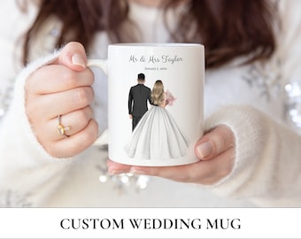 Op de afbeelding: Witte keramische mok met een gepersonaliseerde illustratie van een bruid en bruidegom in trouwjurk. De tekst op de mok luidt "Mr. & Mrs. Taylor, January 9, 2023".