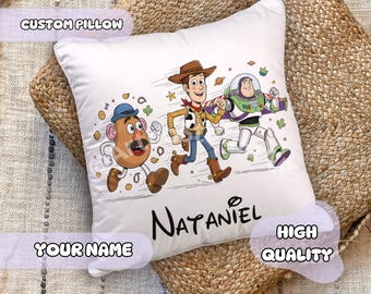 Almohada de cuento de hadas con juguetes adorables: nombre personalizado, regalo para niños, decoración de habitación infantil, Toy Story, Woody, Buzz Lightyear, regalo personalizado para guardería.