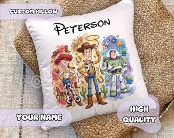 Almohada de cuento de hadas de Inspired Toys: nombre personalizado, regalo para niños, decoración de habitación infantil, Toy Story, Woody, Buzz Lightyear, regalo personalizado para guardería.