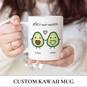Kubek Let's Avocuddle - prezent na Walentynki, prezent niestandardowy - zabawny pomysł na prezent - spersonalizowany kubek dla pary - prezent rocznicowy - kubek dla miłośnika awokado