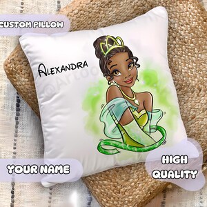 Op de afbeelding: Wit, op maat gemaakt kussen met een cartoonprinses in een groene en gele jurk. Op het kussen staat de naam "Alexandra", evenals de woorden "Custom Pillow", "Your Name" en "High Quality".