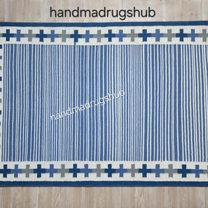 Hand Woven Wool Dhurrie Rug: Blue and White Modern Design