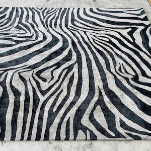 Handgemachter Zebra-Teppich: Schwarzer und grauer Bananen-Seidenteppich