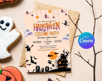 Peut inclure: Invitation de fête costumée d'Halloween sur fond pêche clair. L'invitation présente des graphismes sur le thème d'Halloween, dont des fantômes, des chauves-souris et une maison hantée. Le texte dit "Halloween Costume Party!" et inclut les détails de l'événement.
