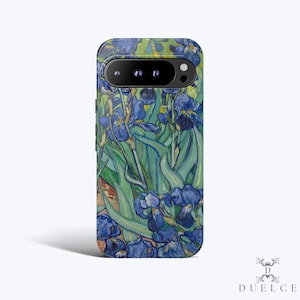 Può includere: Una custodia per smartphone con una riproduzione del dipinto Iris di Vincent van Gogh. Il design mostra fiori di iris blu scuro e viola con foglie e steli verde brillante su tutta la superficie, inclusa un'apertura nera per la fotocamera.