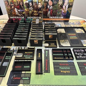 Peut inclure: Un plateau de jeu noir et vert avec différents compartiments pour ranger les pièces et les cartes du jeu. Le plateau est intitulé "Imperium Classics Legends Horizons".
