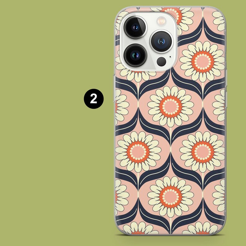 Op de afbeelding: Een transparante telefoonhoes met een roze en wit bloemenpatroon. De hoes heeft een uitsparing voor de camera.