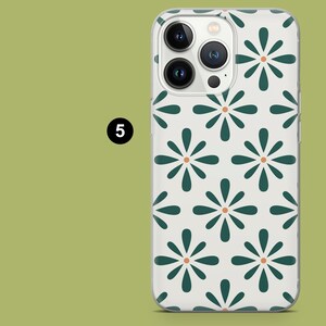 Op de afbeelding: Een witte telefoonhoes met een groen en oranje bloemenpatroon. De hoes heeft een transparante achterkant en een witte rand.