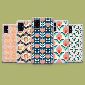 Op de afbeelding: Vijf verschillende telefoonhoesjes met bloemenpatronen. De hoesjes zijn allemaal transparant en laten de kleur van de telefoon doorschijnen. De patronen zijn allemaal verschillend, maar ze hebben allemaal een retro-uitstraling. De hoesjes staan allemaal op een rij en zijn allemaal gericht op de camera.