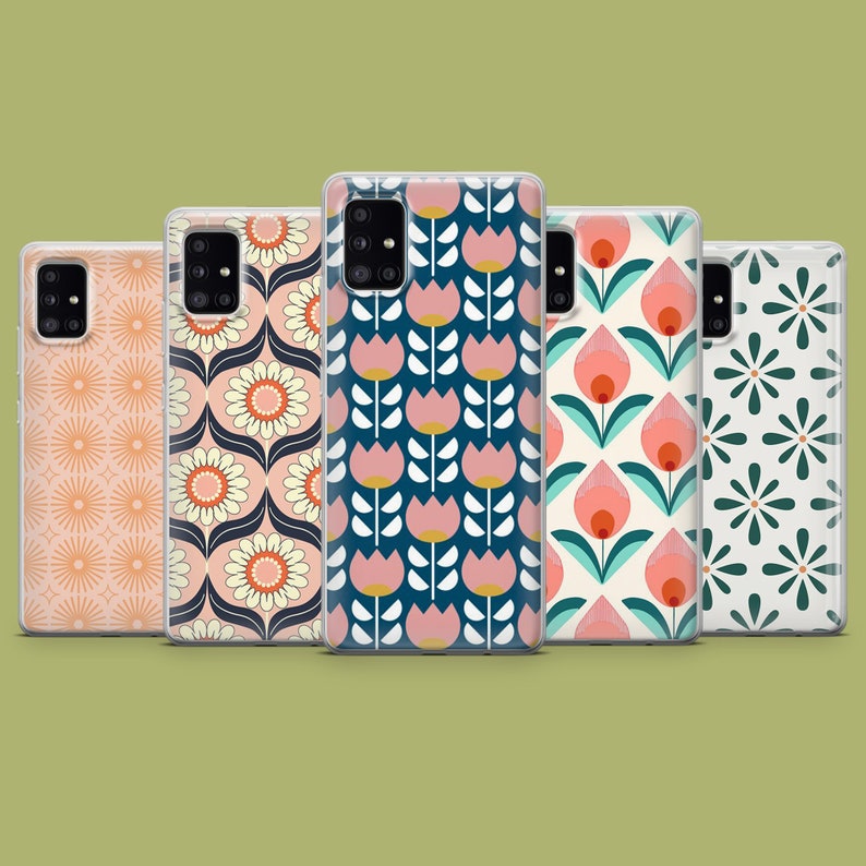 Op de afbeelding: Vijf verschillende telefoonhoesjes met bloemenpatronen. De hoesjes zijn allemaal transparant en laten de kleur van de telefoon doorschijnen. De patronen zijn allemaal verschillend, maar ze hebben allemaal een retro-uitstraling. De hoesjes staan allemaal op een rij en zijn allemaal gericht op de camera.