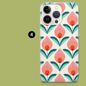 Op de afbeelding: Een transparante telefoonhoes met een witte achtergrond en een herhalend patroon van roze en turquoise tulpen. De hoes heeft een uitsparing voor de camera.