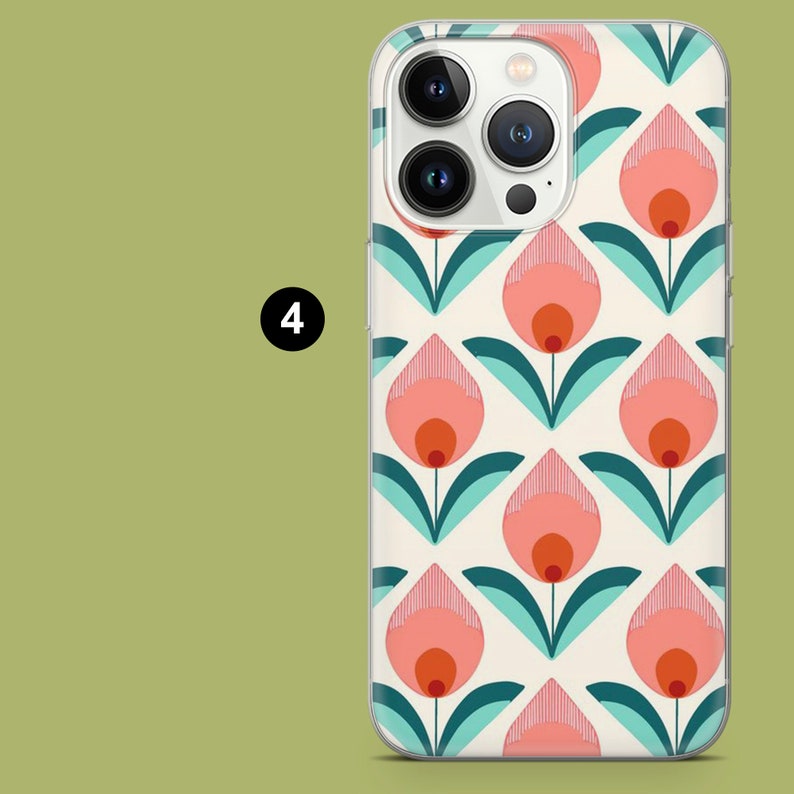 Op de afbeelding: Een transparante telefoonhoes met een witte achtergrond en een herhalend patroon van roze en turquoise tulpen. De hoes heeft een uitsparing voor de camera.