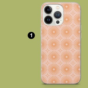 Op de afbeelding: Een transparante telefoonhoes met een perzikkleurig geometrisch patroon van stralende lijnen. De hoes is ontworpen voor een iPhone met een camerabult.