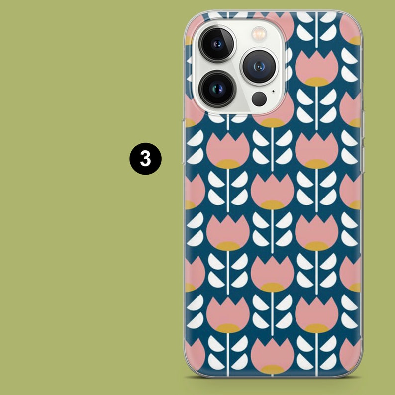 Op de afbeelding: Een transparante telefoonhoes met een blauwe achtergrond en een herhalend patroon van roze tulpen met gele centra en witte bladeren.