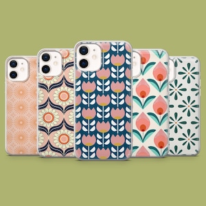 Op de afbeelding: Set van vijf telefoonhoesjes met verschillende bloemenpatronen. De hoesjes zijn transparant en laten de kleur van de telefoon door het ontwerp heen schijnen. De patronen bevatten bloemen, bladeren en geometrische vormen in tinten roze, blauw en groen.