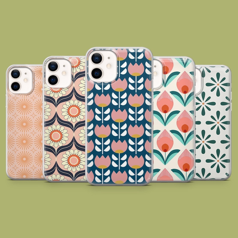 Op de afbeelding: Set van vijf telefoonhoesjes met verschillende bloemenpatronen. De hoesjes zijn transparant en laten de kleur van de telefoon door het ontwerp heen schijnen. De patronen bevatten bloemen, bladeren en geometrische vormen in tinten roze, blauw en groen.