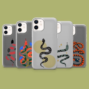 Op de afbeelding: Vijf verschillende telefoonhoesjes met kleurrijke slangontwerpen. De hoesjes zijn allemaal transparant en hebben een witte achtergrond. De slangen zijn allemaal in verschillende kleuren en hebben verschillende patronen.