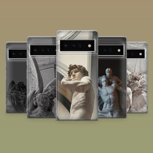 Può includere: Una collezione di custodie per telefoni con sculture classiche. Le custodie mostrano immagini di statue in tonalità di grigio e beige, mostrando opere d'arte dettagliate. Le custodie sono disposte in fila, con le fotocamere dei telefoni visibili.