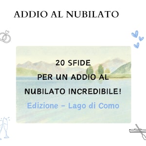 Può includere: Una carta bianca con la scritta "ADDIO AL NUBILATO" in alto. La carta presenta un paesaggio ad acquerello con testo in italiano: "20 SFIDE PER UN ADDIO AL NUBILATO INCREDIBILE! Edizione - Lago di Como". Include illustrazioni di anelli, cuori, calici di champagne e una barca.