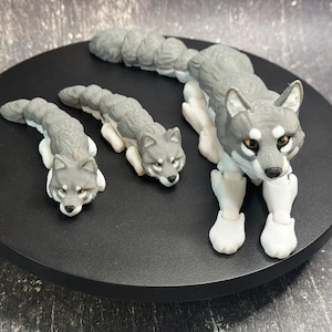 3D Printed Articulated Gray Wolf with Pups: Poseable PLA Figurine