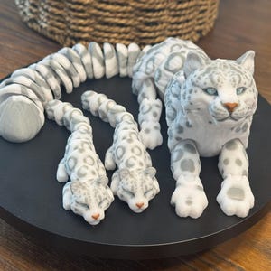 3D Printed Articulated Snow Leopard Family: Poseable Wildlife Decor