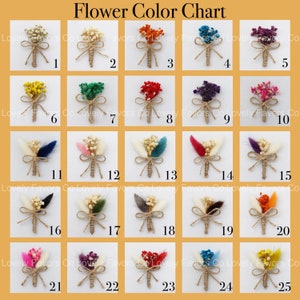 K&ouml;nnte beinhalten: Eine Farbkarte mit 25 kleinen Blumenarrangements, jedes mit einer einzigartigen Farbpalette. Die Arrangements sind mit Bindfaden gebunden und weisen Trockenblumen und Federn auf. Der Text "Flower Color Chart" steht oben.