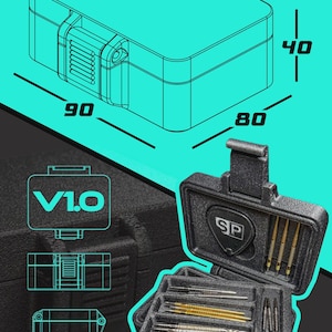 Peut inclure: Mallette à fléchettes noire avec le texte "V1.0" et "Graphic Designs". La mallette est ouverte, révélant des fléchettes. Dimensions : 90 x 80 x 40 mm.