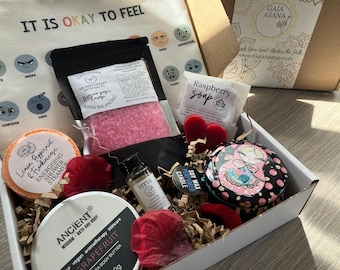 Vegan Shower Set Gift for Women – Grapefruit & Raspberry Bathroom Hamper with Soy Candle, Body Butter, Heart Soap, Massage Oil, Bath Soak