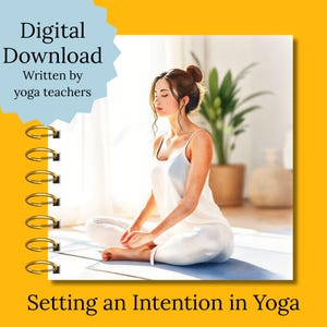 Puede incluir: Descarga digital titulada "Setting an Intention in Yoga" con una mujer en ropa deportiva blanca meditando. El texto "Digital Download Written by yoga teachers" está en la parte superior. La imagen está encuadernada con anillos dorados.