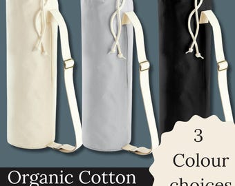 Könnte beinhalten: Drei Yogataschen aus Bio-Baumwolle in Creme, Grau und Schwarz. Jede Tasche hat einen Kordelzugverschluss und einen verstellbaren Schultergurt. Die Taschen sind zylindrisch und haben eine Metallschnalle. Der Text auf dem Bild lautet "Organic Cotton Yoga Bag" und "3 Colour choices."