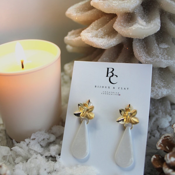 Boucles d'oreilles "Santa White" en argile polymère, fabriqué en France.