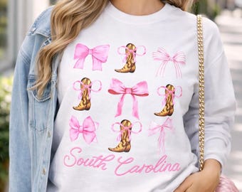 Maglietta personalizzata con grafica "South Carolina Bow & Cowboy Boot Coquette"