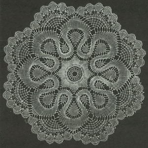 Peut inclure: Un napperon en crochet blanc avec un motif délicat et complexe. Le napperon présente un cercle central entouré de cinq motifs floraux incurvés.