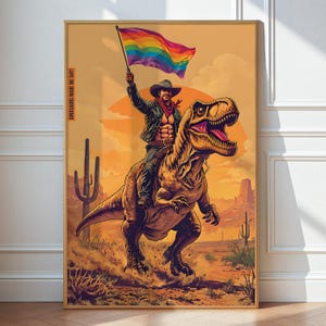 Pode incluir: Um cowboy montando um dinossauro em uma paisagem desértica. O cowboy está segurando uma bandeira arco-íris. O texto "Dinosaurs Made Me Gay!" está no lado da imagem.